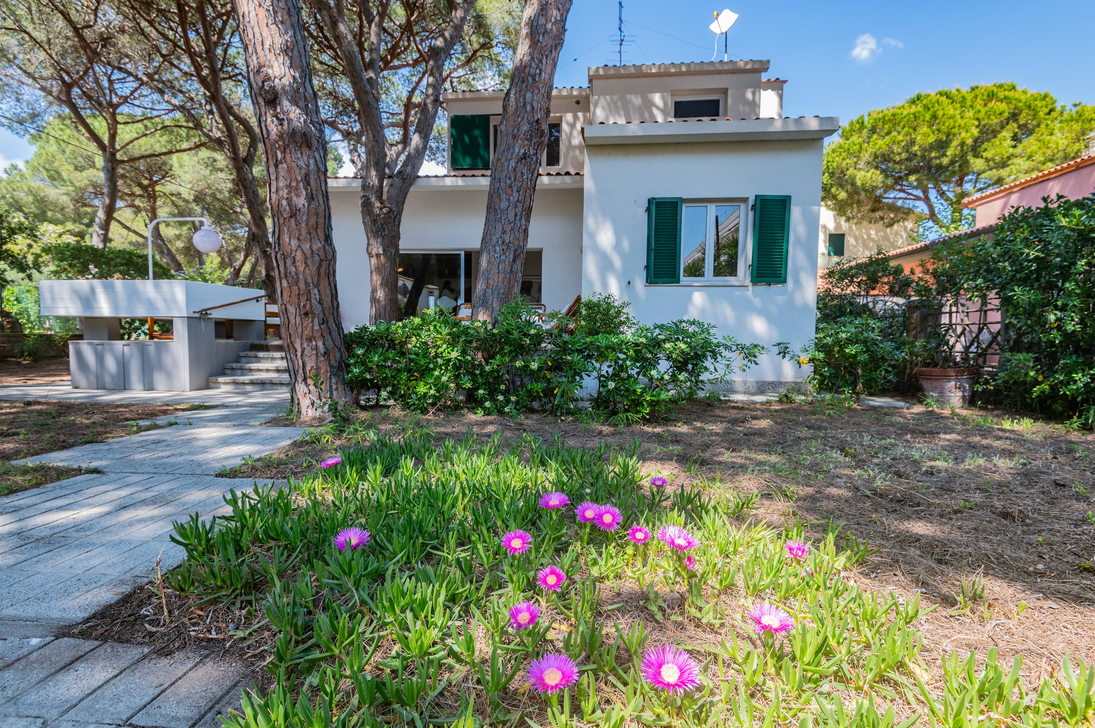 Montecristo — esterno