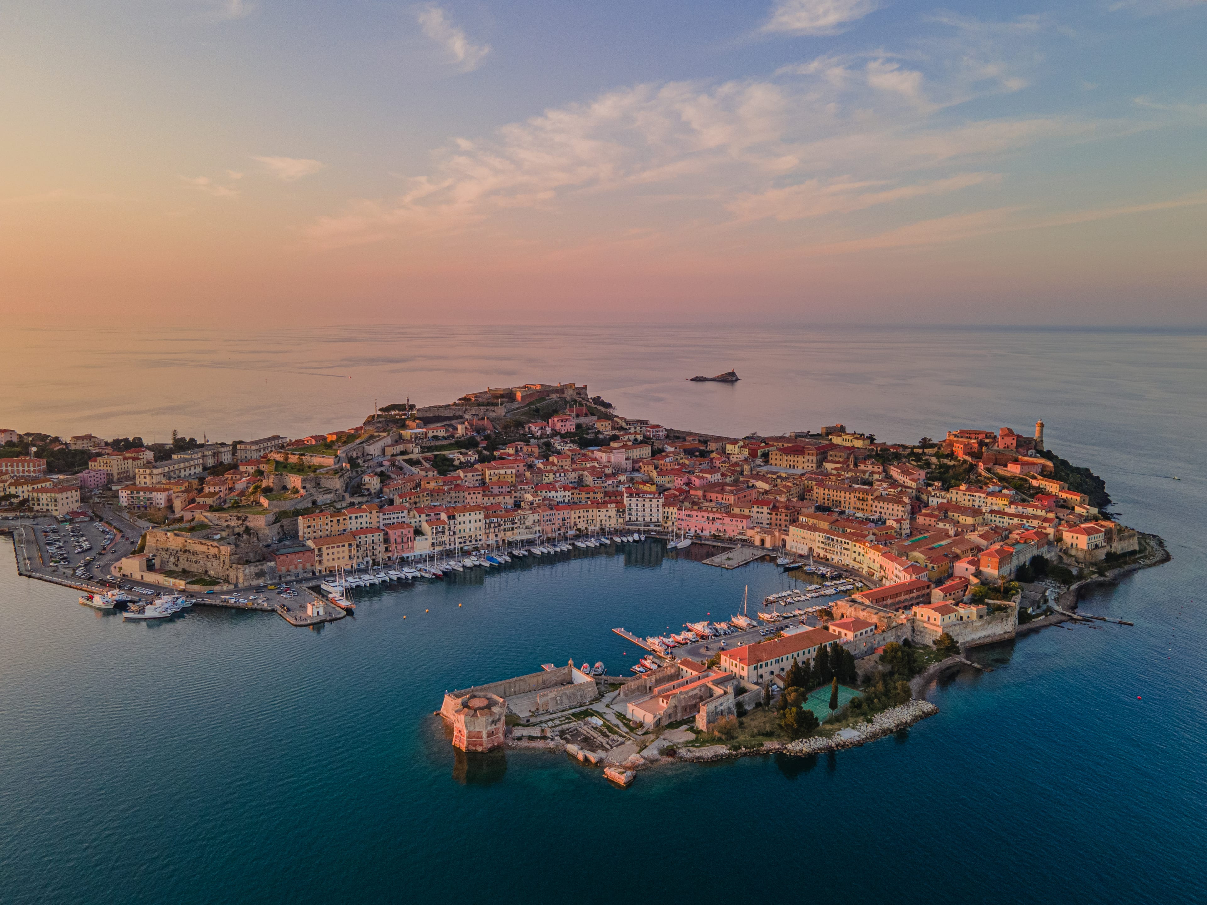 Portoferraio dall'alto — la città che Cosimo I de' Medici chiamò Cosmopoli